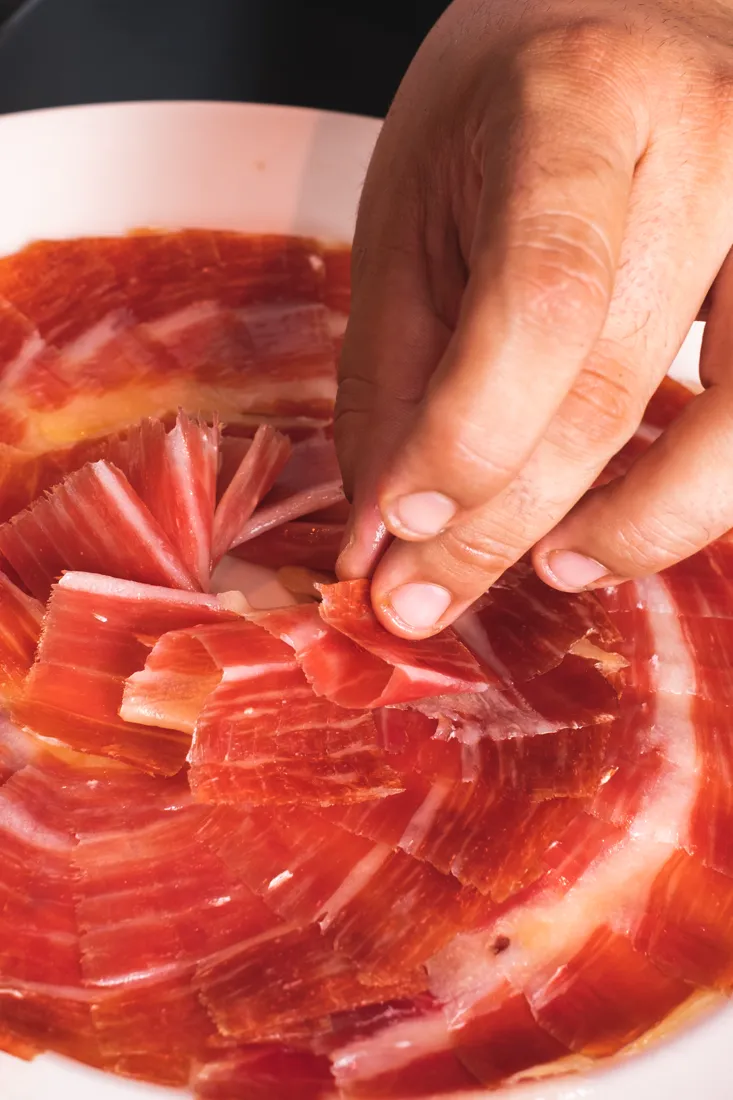 Jamón ibérico cortado y emplatado — Viandas de la Sierra