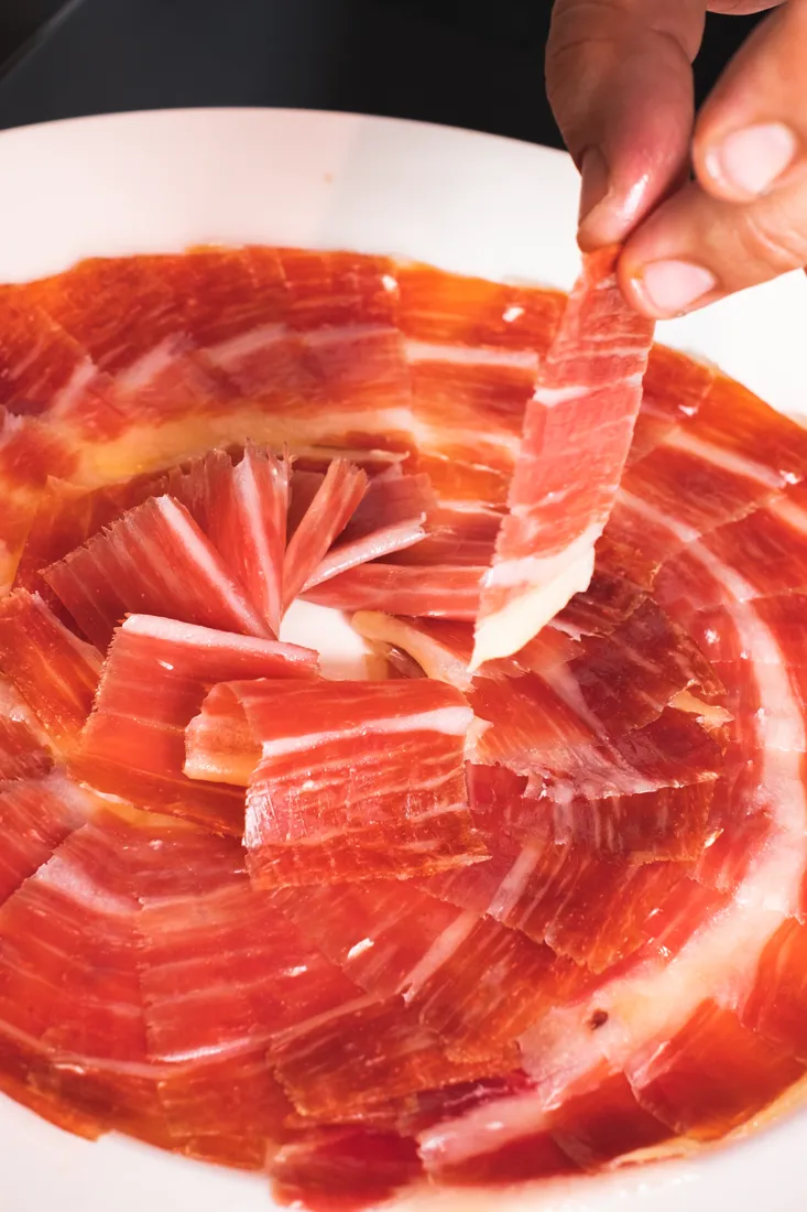 Jamón ibérico cortado y emplatado — Viandas de la Sierra