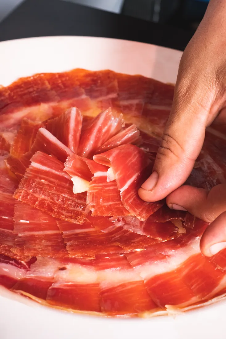 Jamón ibérico cortado y emplatado — Viandas de la Sierra