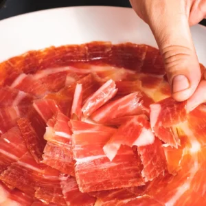 Jamón ibérico cortado y emplatado — Viandas de la Sierra