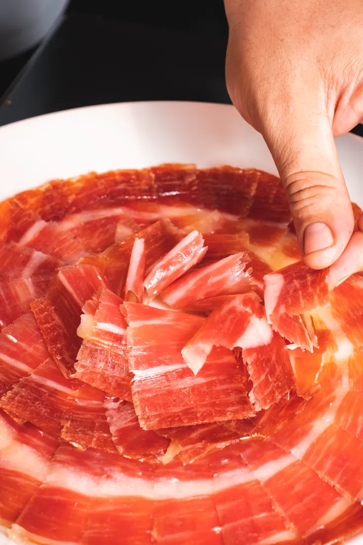 Jamón ibérico cortado y emplatado — Viandas de la Sierra