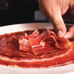 Jamón ibérico cortado y emplatado — Viandas de la Sierra