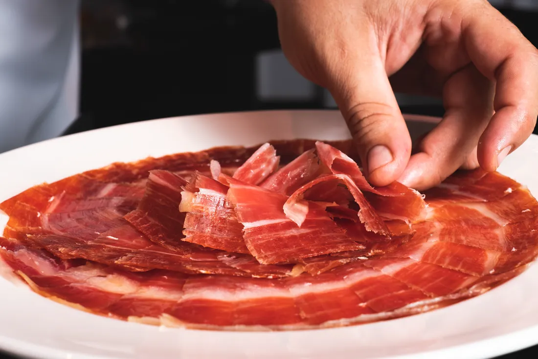 Jamón ibérico cortado y emplatado — Viandas de la Sierra