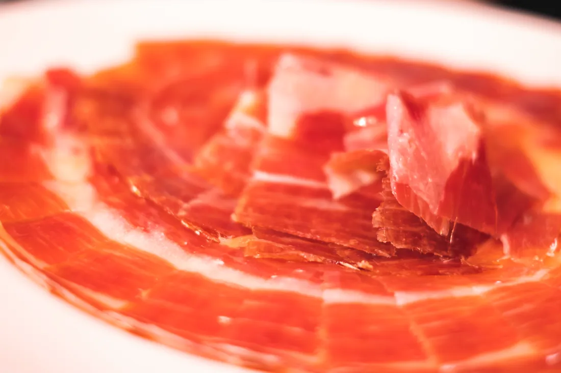 Jamón ibérico cortado y emplatado — Viandas de la Sierra