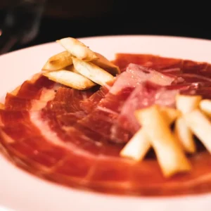 Jamón ibérico cortado y emplatado — Viandas de la Sierra