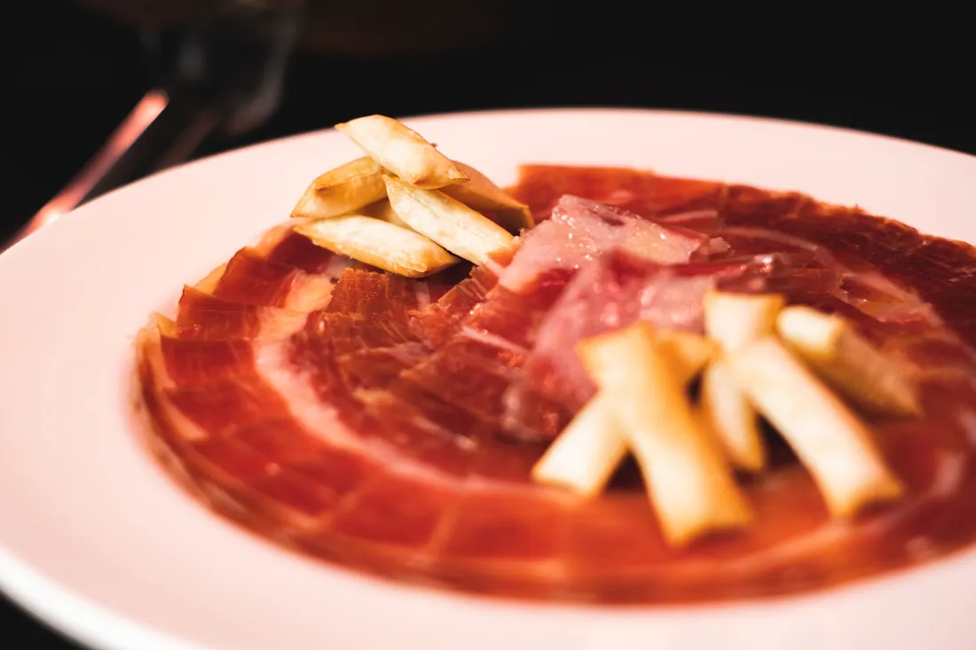 Jamón ibérico cortado y emplatado — Viandas de la Sierra