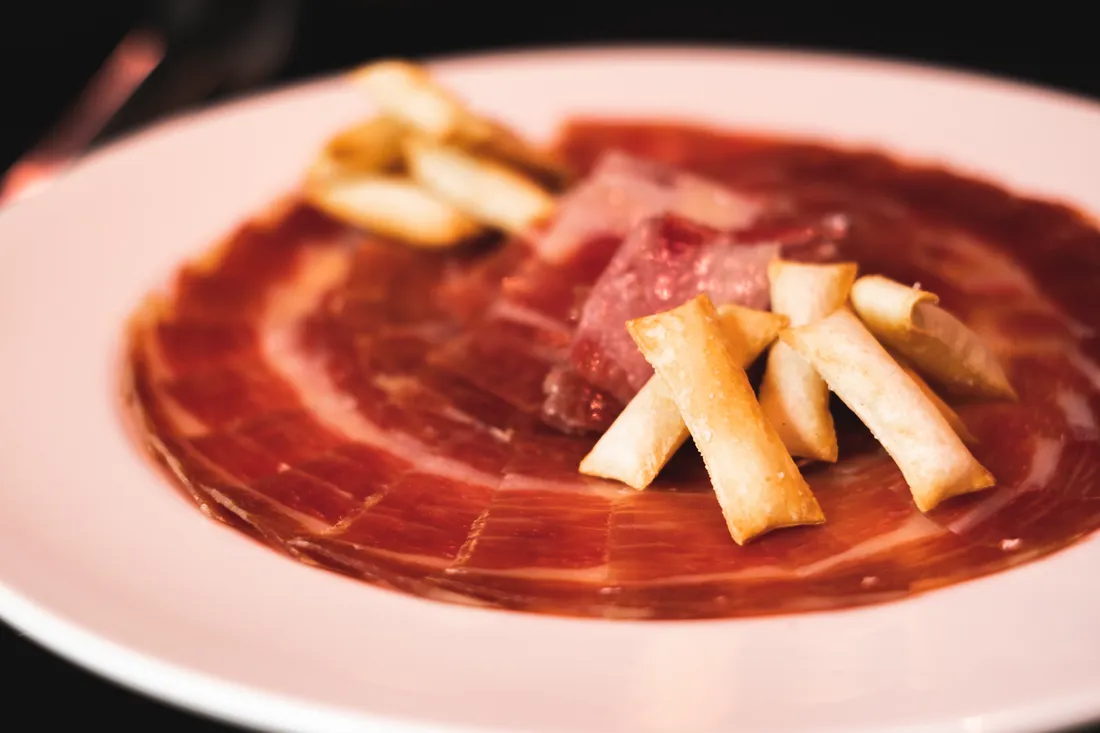 Jamón ibérico cortado y emplatado — Viandas de la Sierra