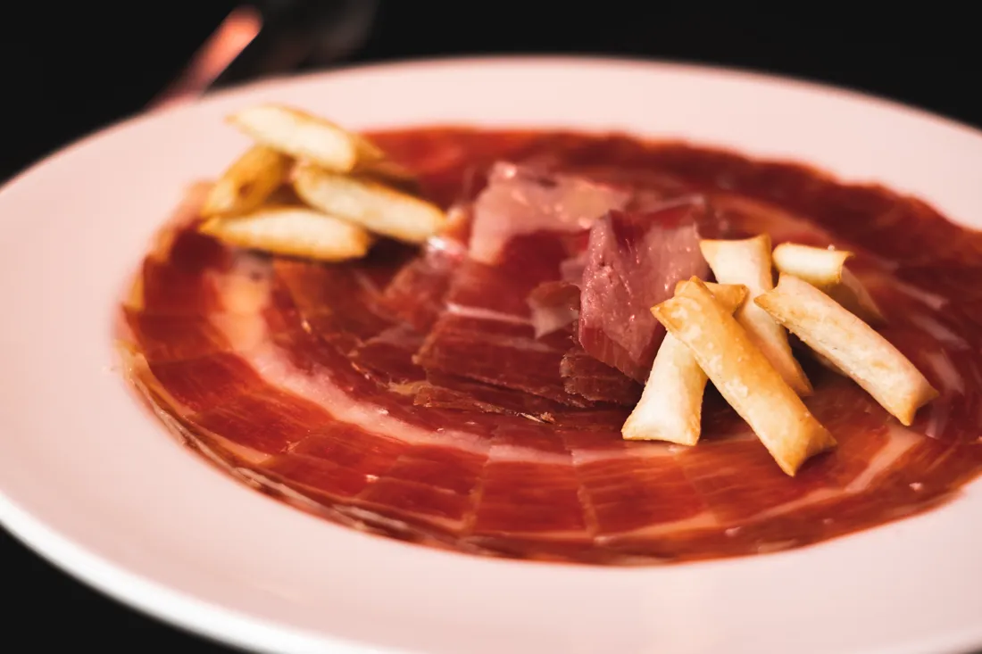 Jamón ibérico cortado y emplatado — Viandas de la Sierra