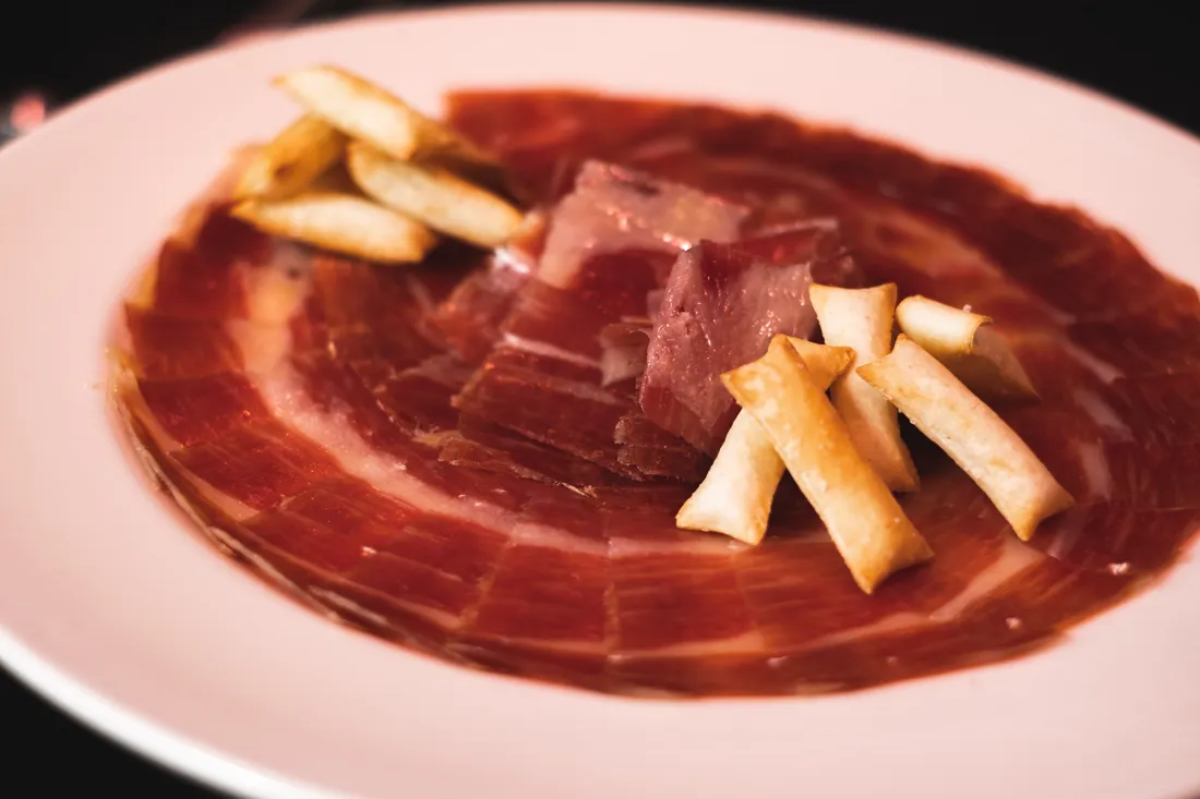 Jamón ibérico cortado y emplatado — Viandas de la Sierra