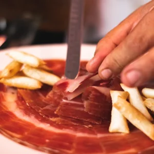 Jamón ibérico cortado y emplatado — Viandas de la Sierra