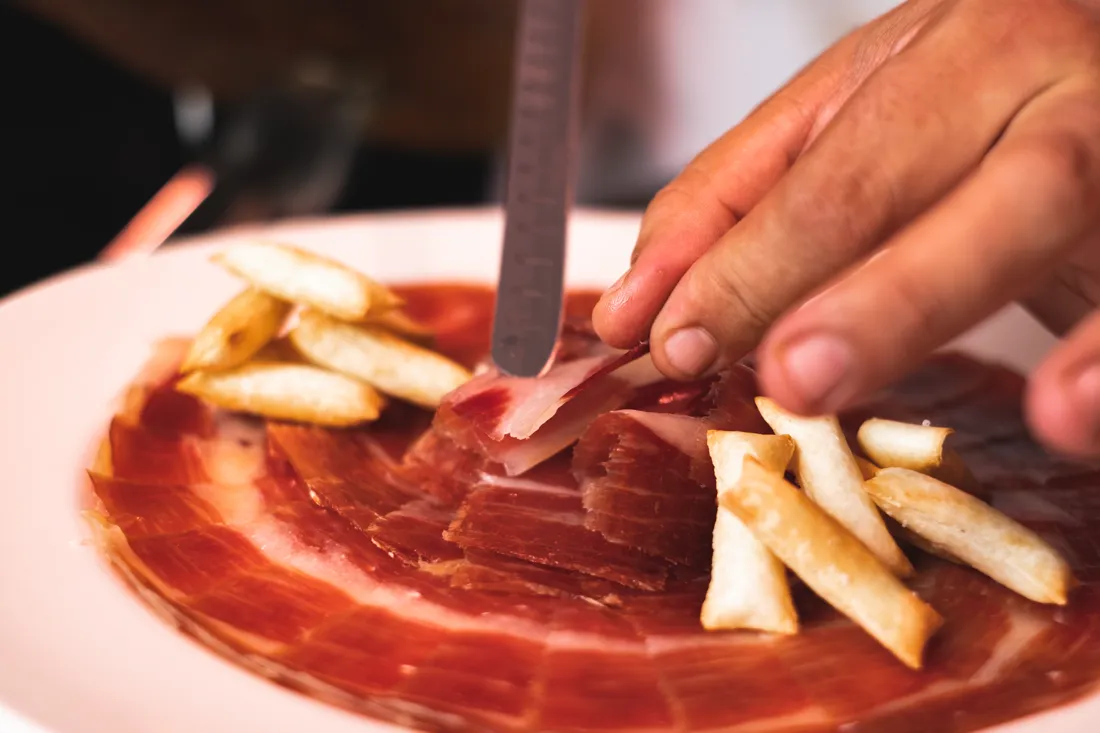 Jamón ibérico cortado y emplatado — Viandas de la Sierra