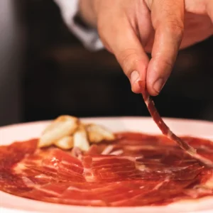 Jamón ibérico cortado y emplatado — Viandas de la Sierra