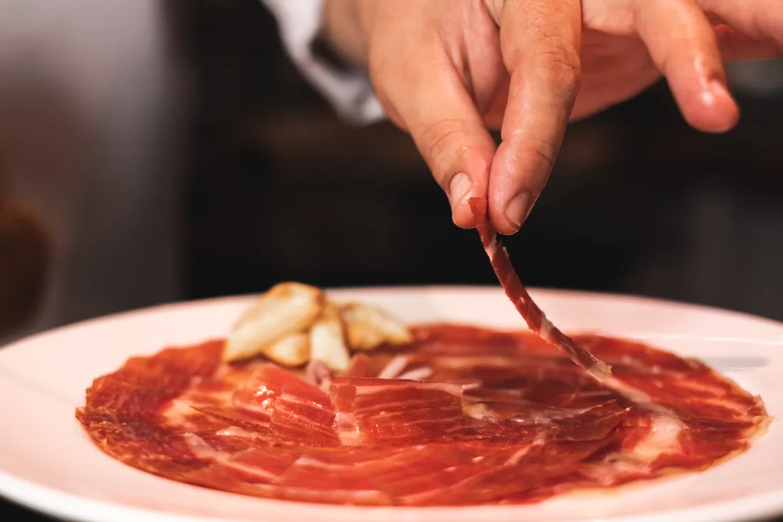 Jamón ibérico cortado y emplatado — Viandas de la Sierra