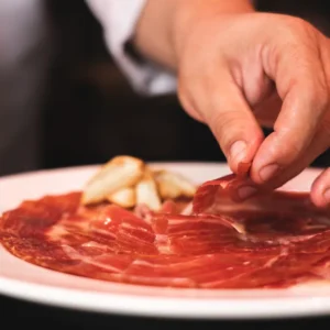 Jamón ibérico cortado y emplatado — Viandas de la Sierra