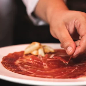 Jamón ibérico cortado y emplatado — Viandas de la Sierra