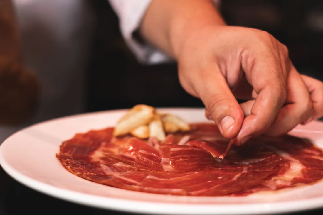 Jamón ibérico cortado y emplatado — Viandas de la Sierra
