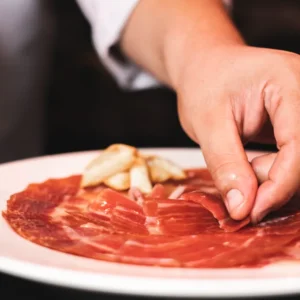 Jamón ibérico cortado y emplatado — Viandas de la Sierra
