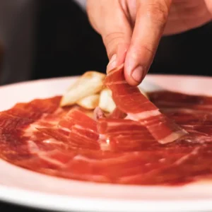 Jamón ibérico cortado y emplatado — Viandas de la Sierra