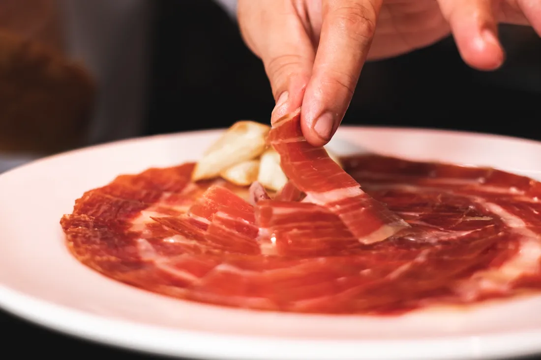 Jamón ibérico cortado y emplatado — Viandas de la Sierra