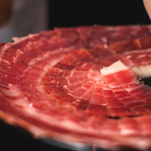 Jamón ibérico cortado y emplatado — Viandas de la Sierra