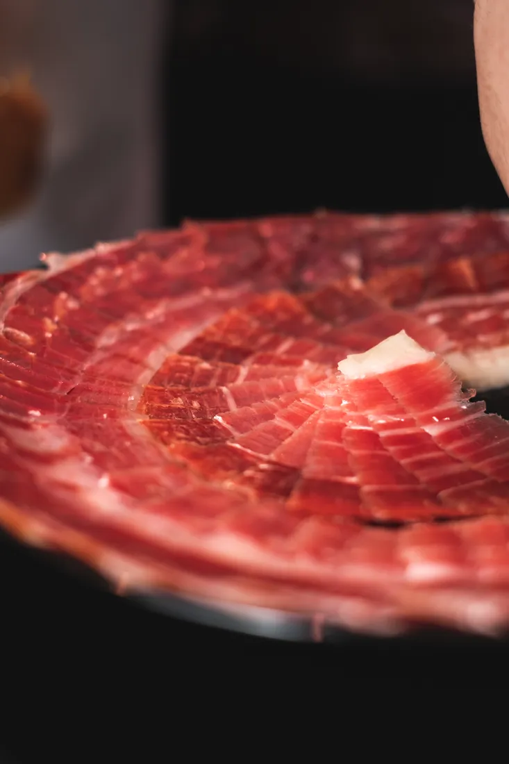 Jamón ibérico cortado y emplatado — Viandas de la Sierra