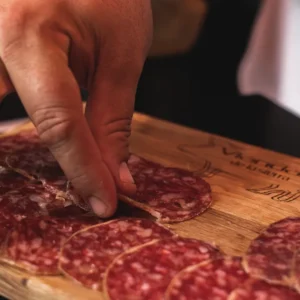 Salchichón ibérico cortado en tabla — Viandas de la Sierra