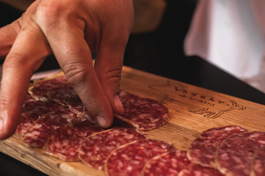 Salchichón ibérico cortado en tabla — Viandas de la Sierra