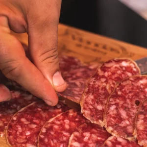 Salchichón ibérico cortado en tabla — Viandas de la Sierra