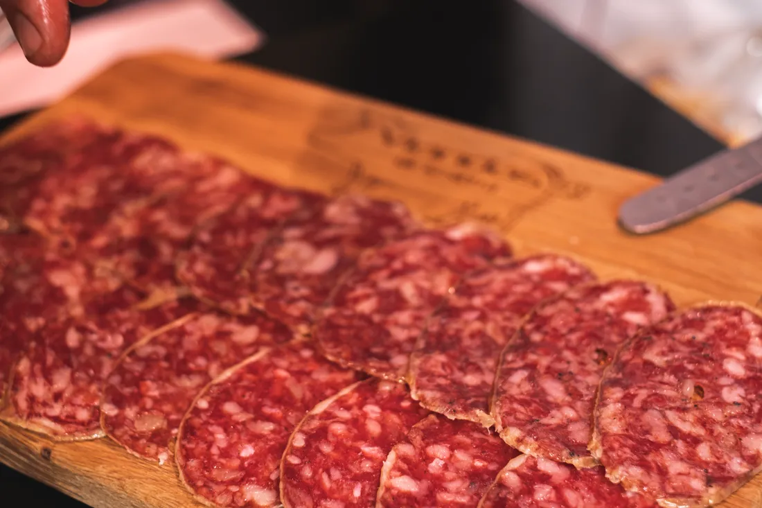 Salchichón ibérico cortado en tabla — Viandas de la Sierra