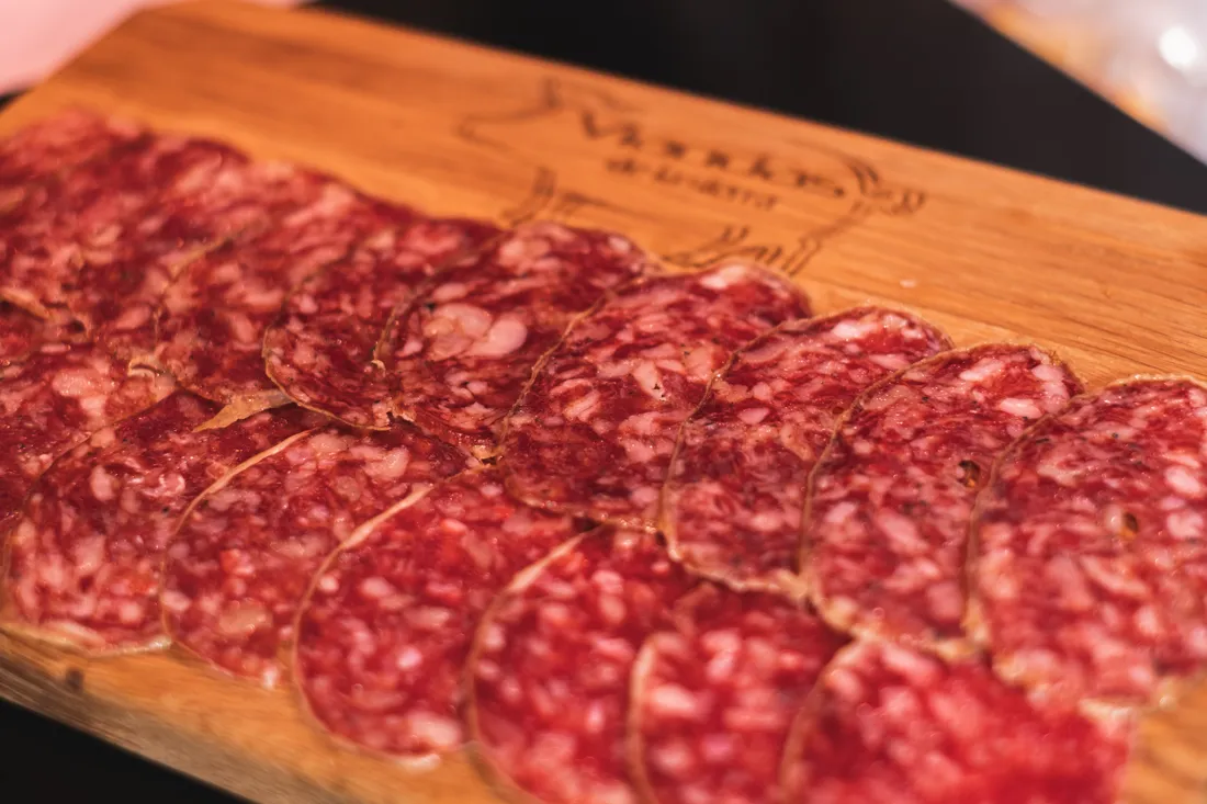 Salchichón ibérico cortado en tabla — Viandas de la Sierra