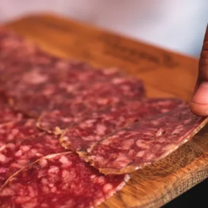 Salchichón ibérico cortado en tabla — Viandas de la Sierra